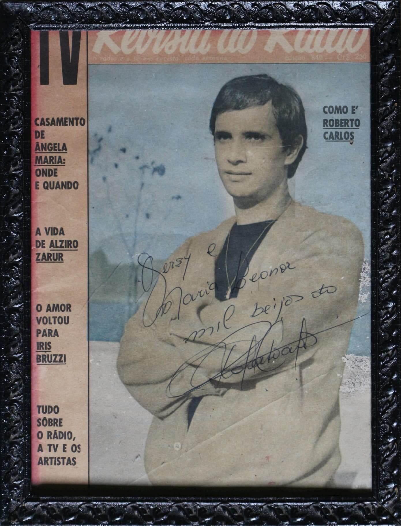 A imagem mostra a capa da Revista do Rádio autografada por Roberto Carlos às irmãs Volpato.